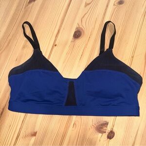 Fabletics Sarita sports bra in blue and black with mesh paneling Size Small